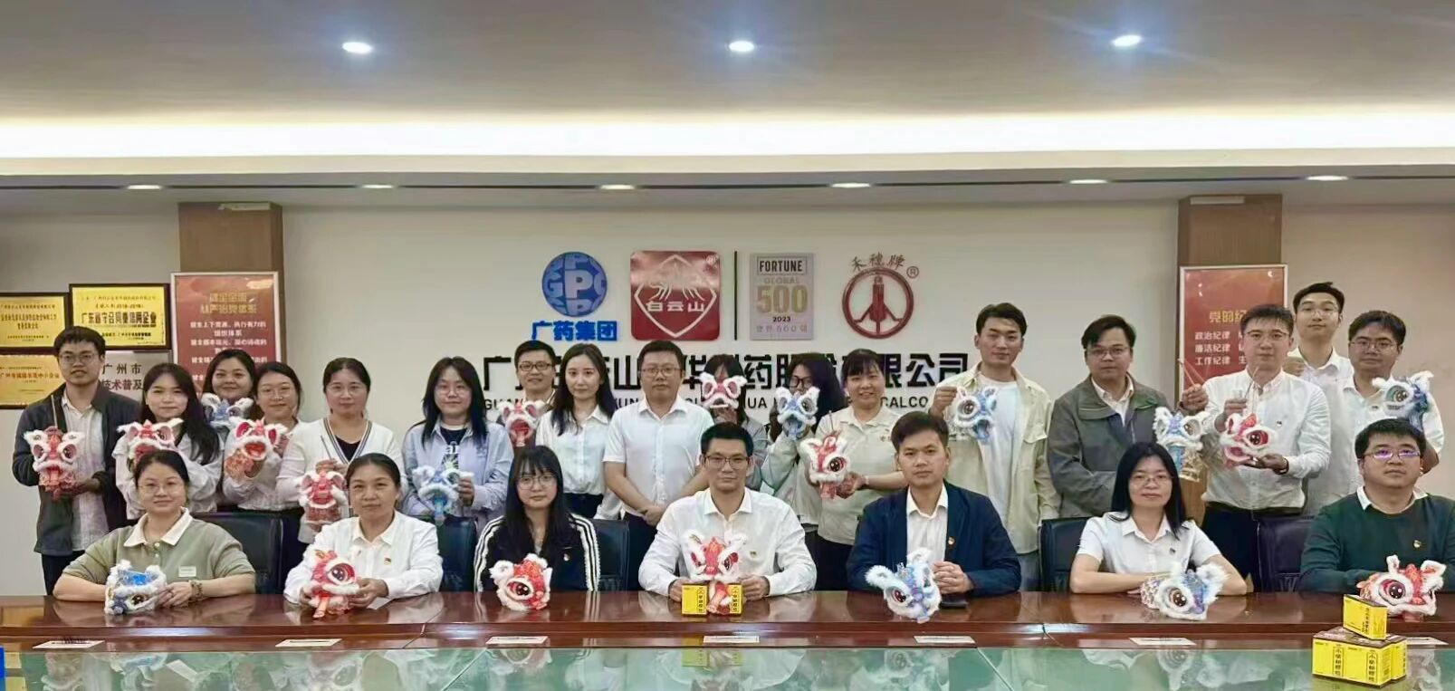 白云山海洋之神hy590公司进杏装灯耀元宵扬正气，马驰新岁守清廉”主题活动